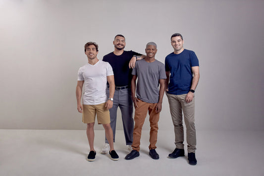 Do jeans à alfaiataria: 4 dicas fáceis para combinar suas camisetas básicas - Minimal Club